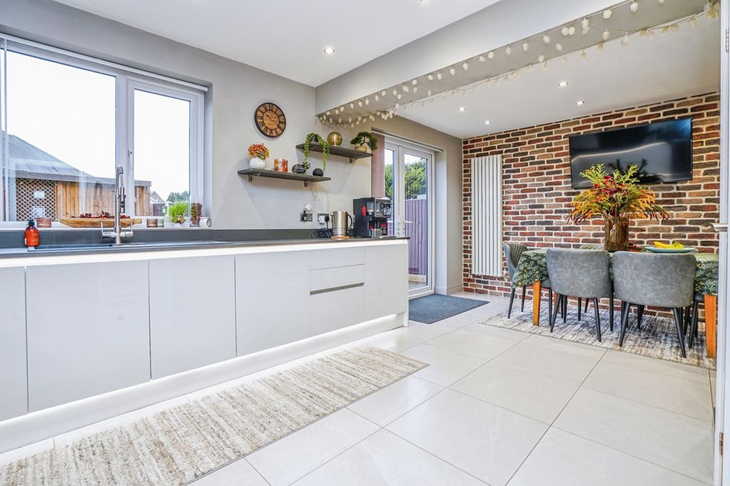 Property photo 3 of 19 Kitchen/Dining Room