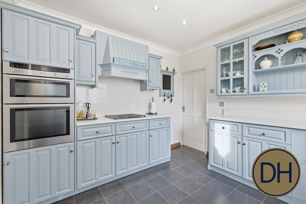 Property photo 2 of 37 Hows Mead