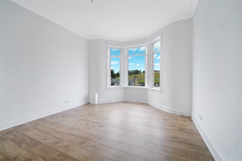 Property photo 2 of 13 Living/Dining Room