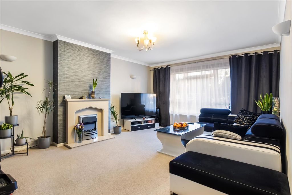 Property photo 2 of 19 Lounge