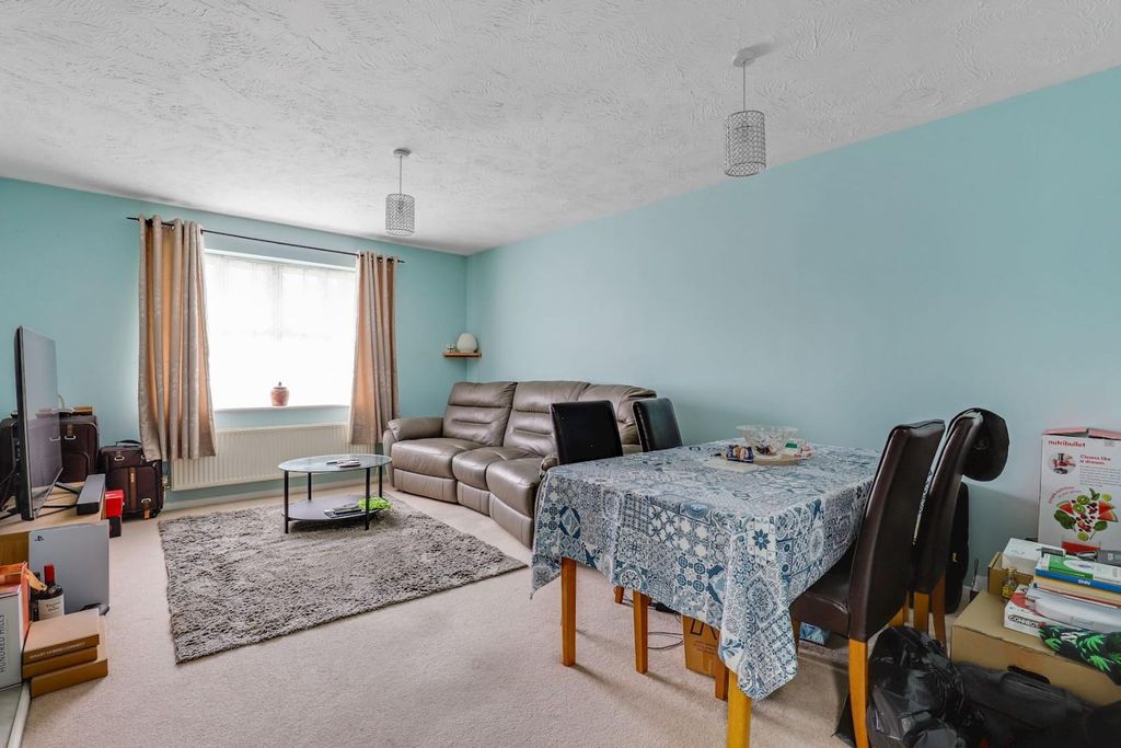 Property photo 3 of 13 07-2Eadjhpropworld - 75 Montana Gardens - 19-Mediu