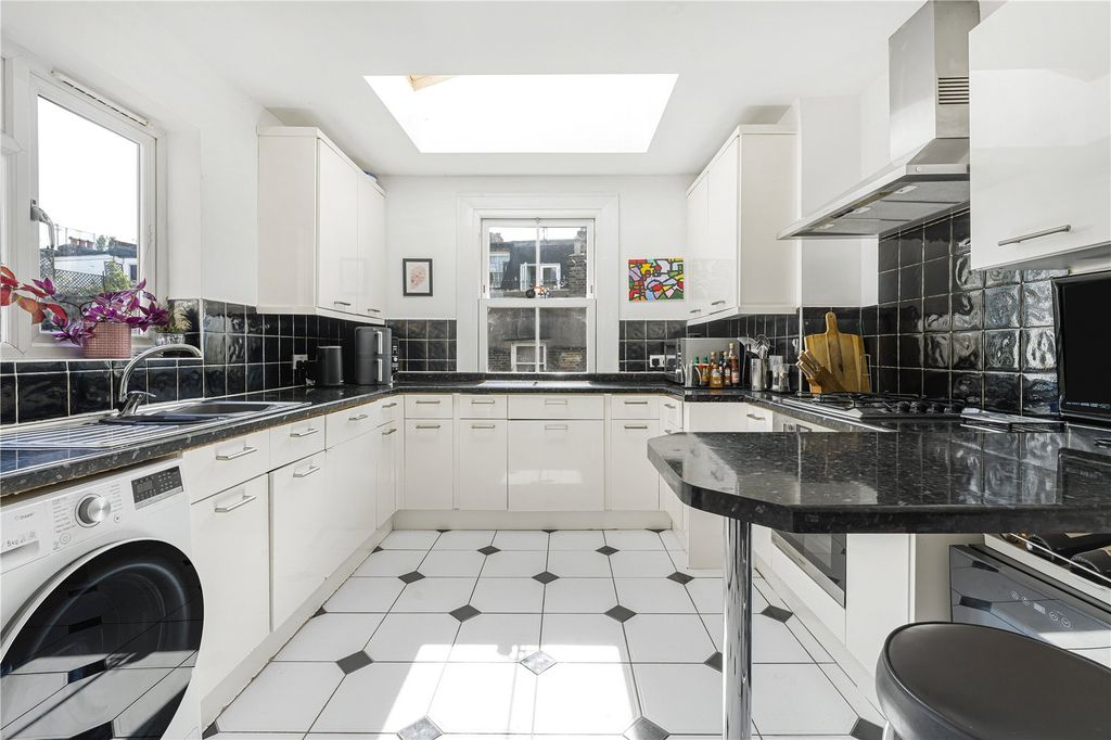 Property photo 3 of 10 Picture No. 14