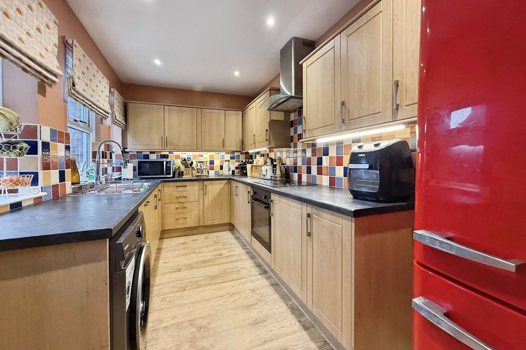 Property photo 3 of 18 Kitchen