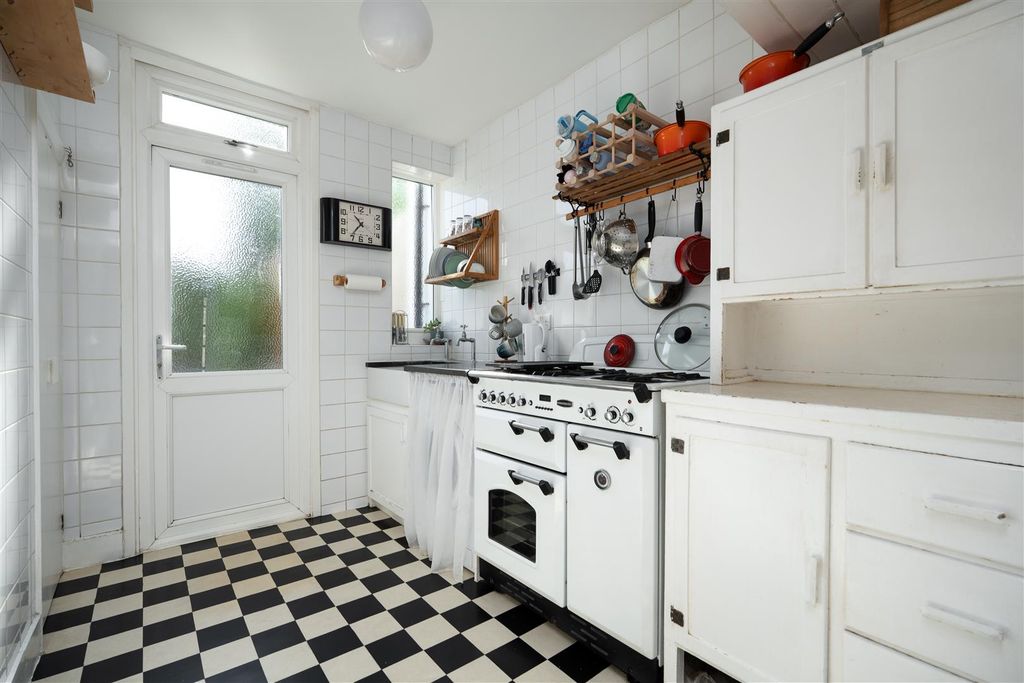 Property photo 3 of 17 Kitchen