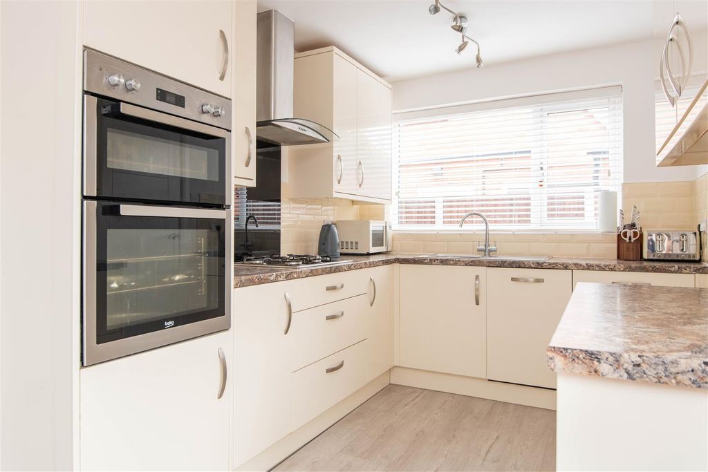 Property photo 3 of 26 Kitchen & Dining