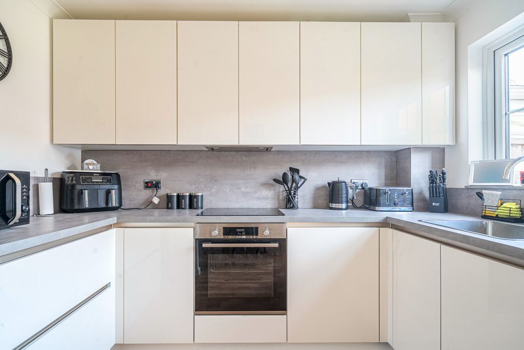 Property photo 3 of 13 Kitchen