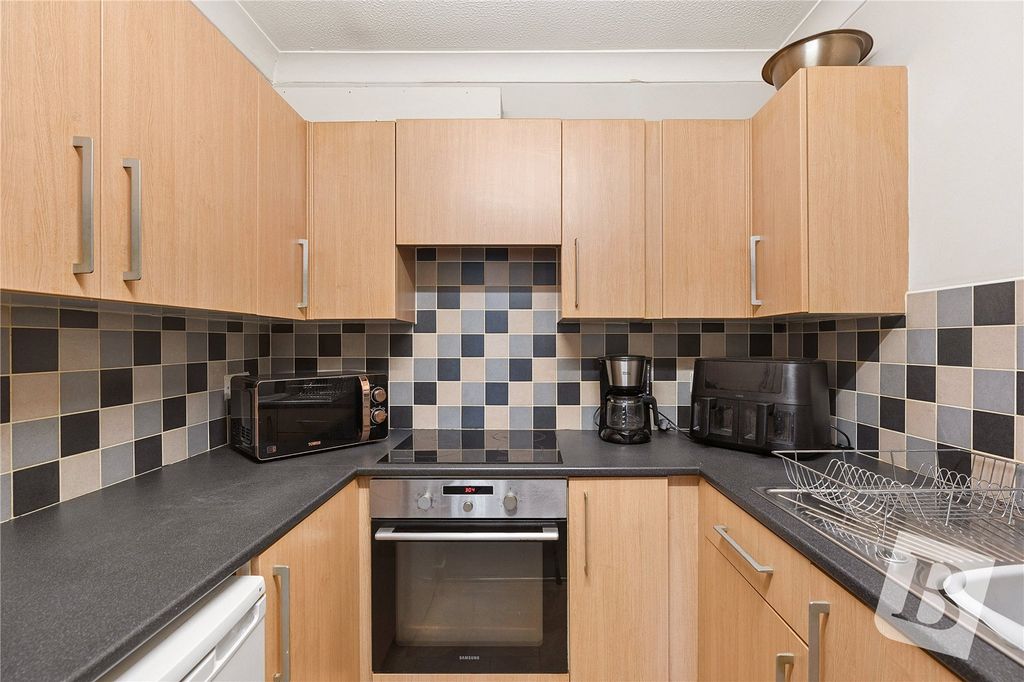 Property photo 3 of 17 Kitchen
