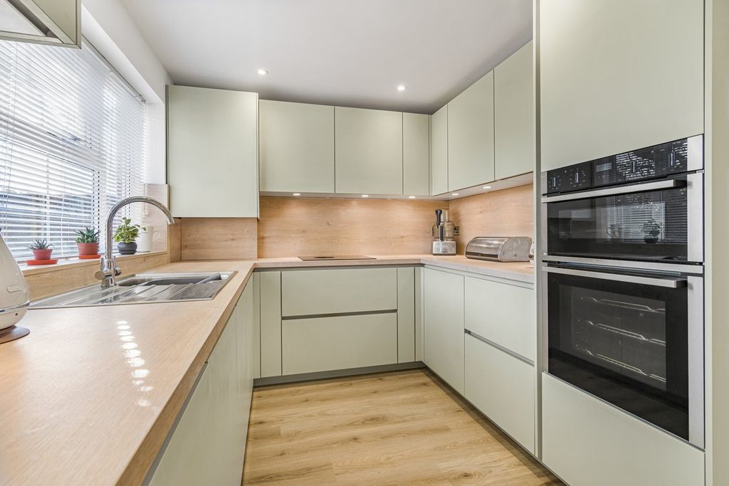 Property photo 2 of 24