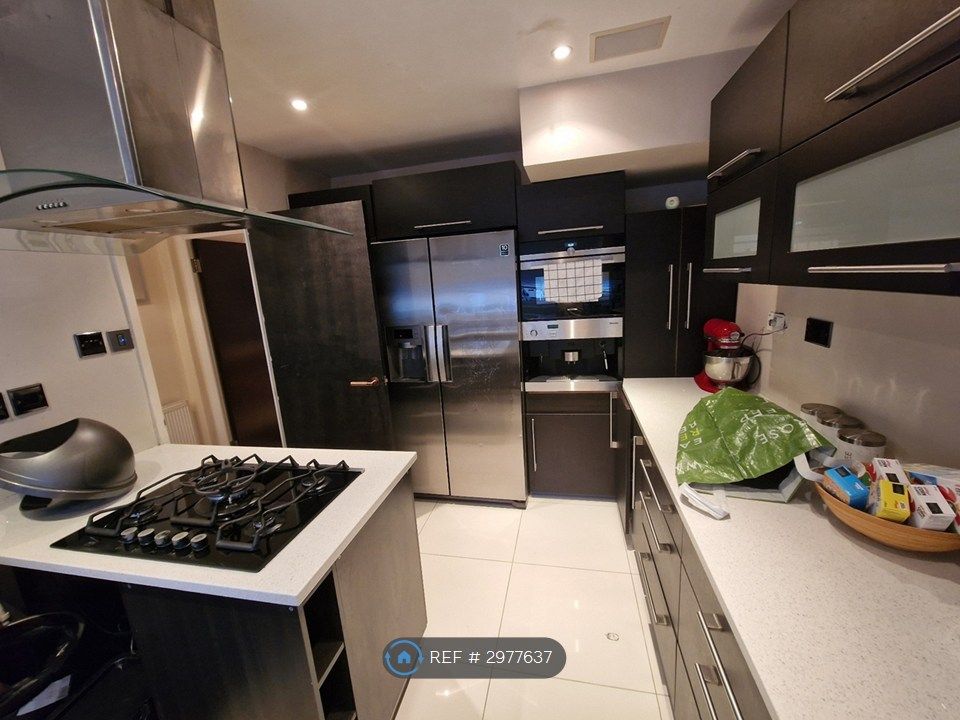 Property photo 3 of 10 Kitchen