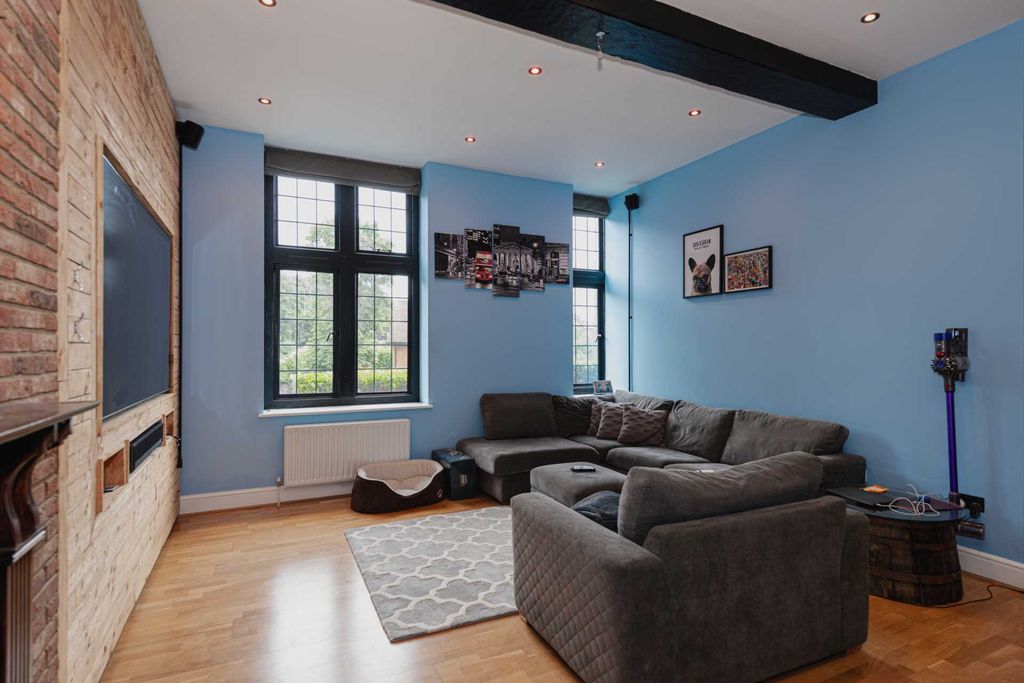 Property photo 2 of 18