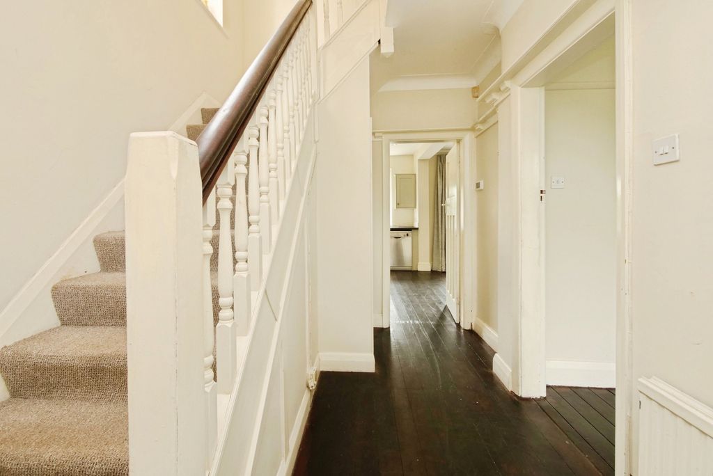 Property photo 2 of 18 Hallway