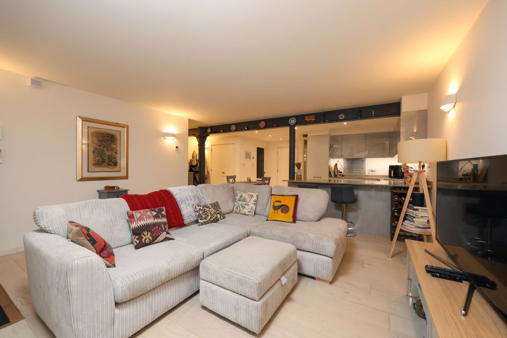 Property photo 1 of 10 Sitting Area