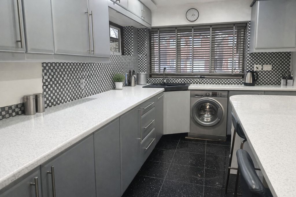 Property photo 3 of 39