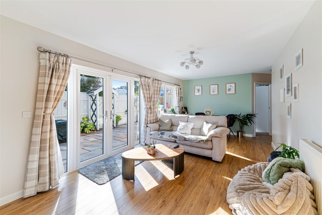 Property photo 3 of 11 Living Room