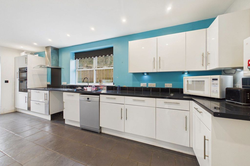 Property photo 2 of 25