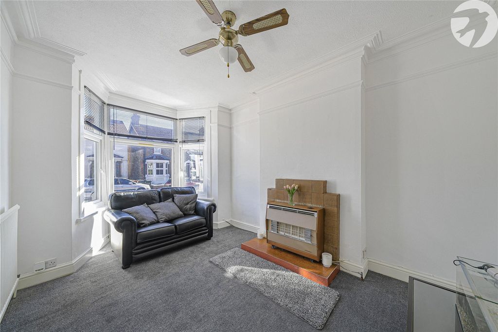 Property photo 3 of 28 Lounge