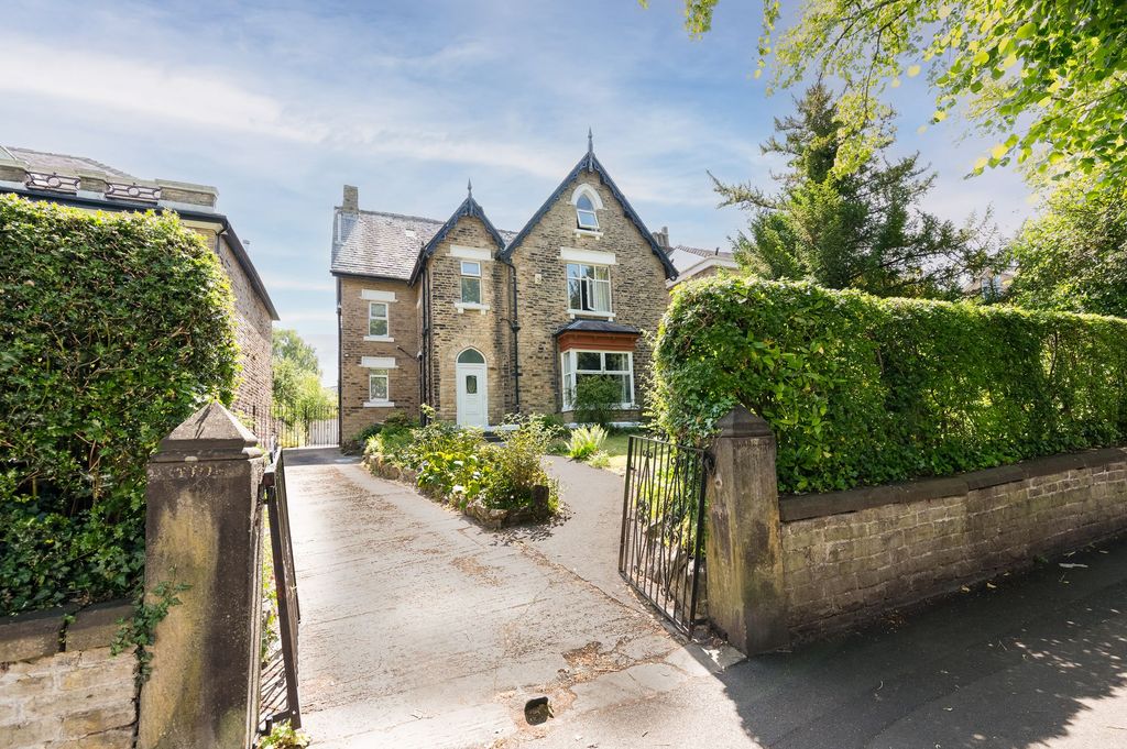 Property photo 1 of 32