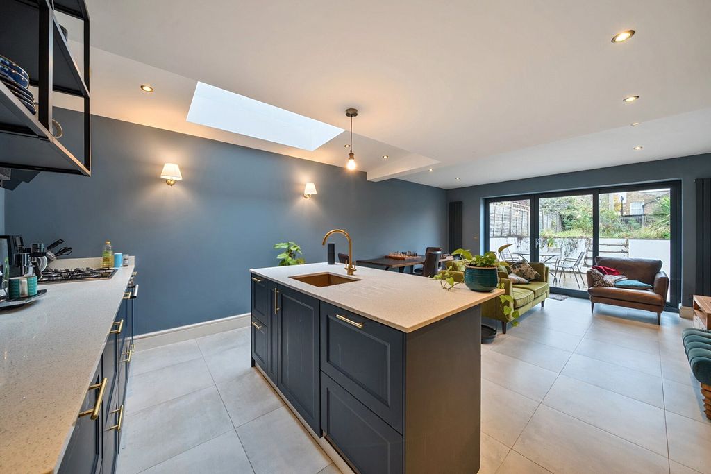 Property photo 3 of 17 Kitchen