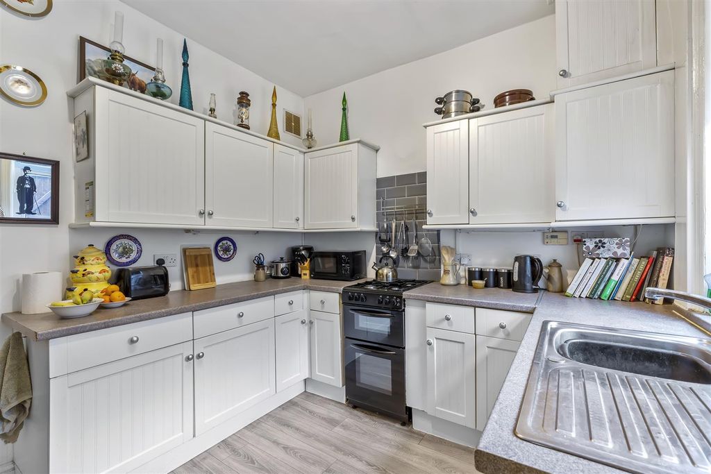 Property photo 3 of 16 Kitchen 2.Jpg