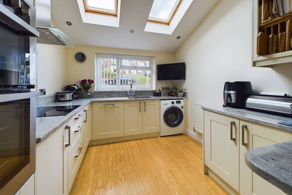Property photo 3 of 10 Kitchen