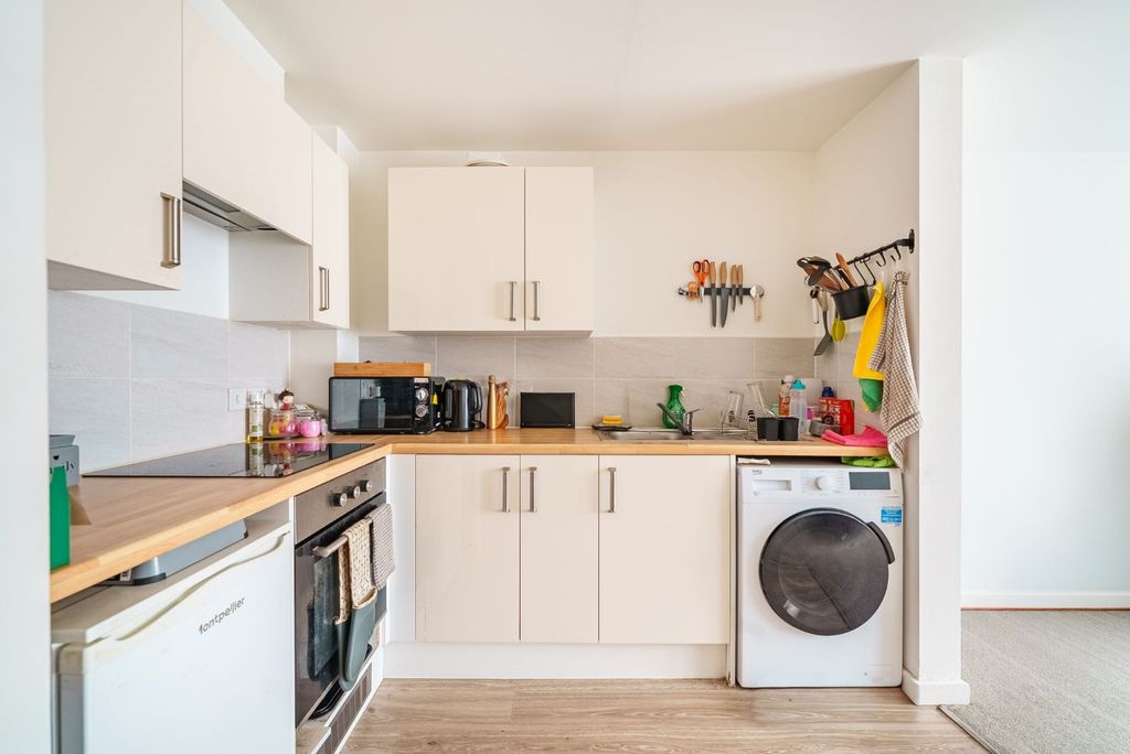 Property photo 3 of 11 4690884