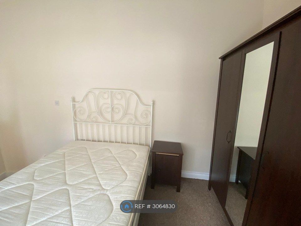 Property photo 2 of 6 Bedroom