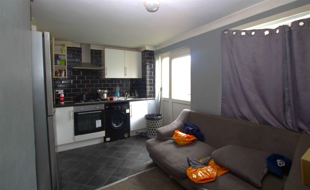 Property photo 3 of 9 Kitchen Diner