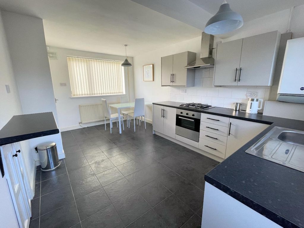 Property photo 3 of 12 Kitchen