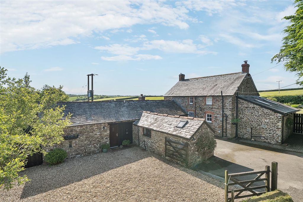 Property photo 1 of 23 Annexe & Rear Main House