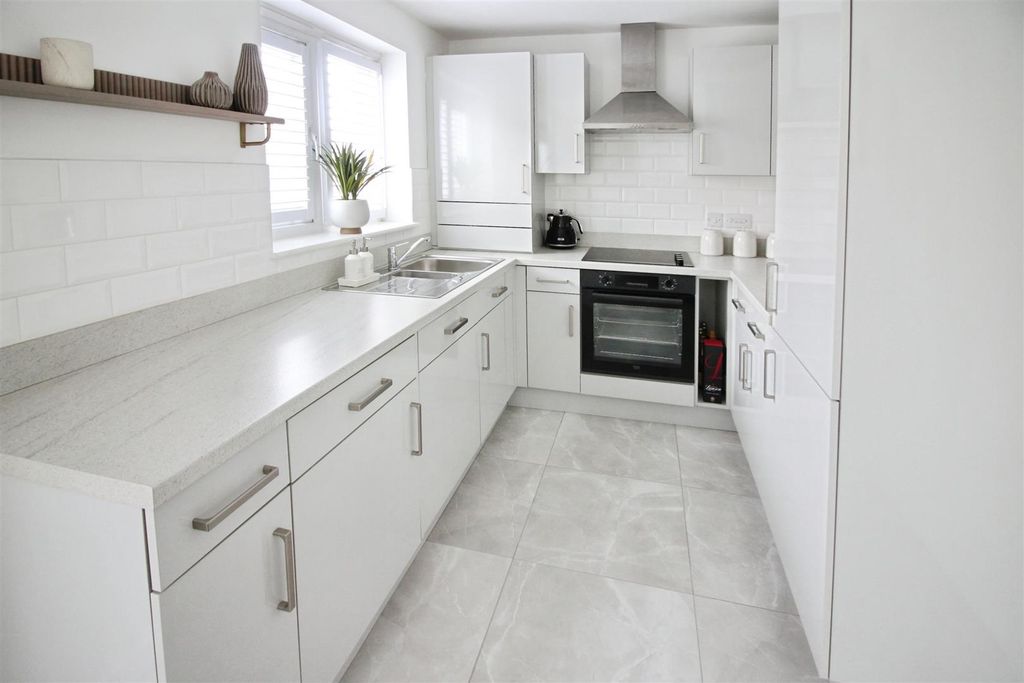 Property photo 2 of 20 Dining Kitchen