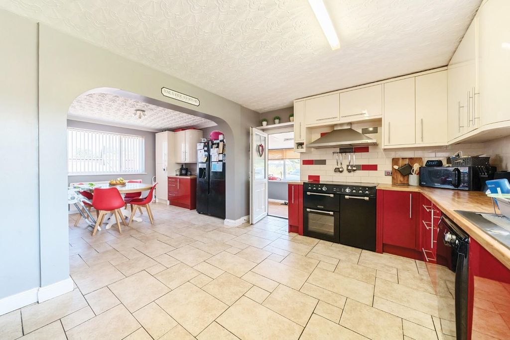 Property photo 3 of 20 Kitchen.Jpg
