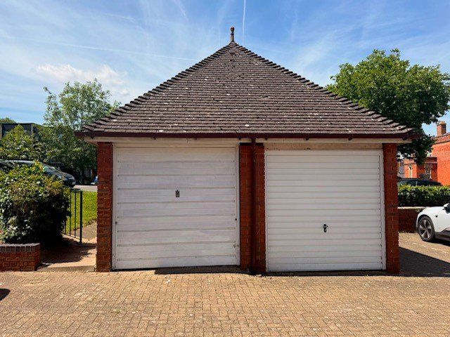 Property photo 3 of 8 Garage
