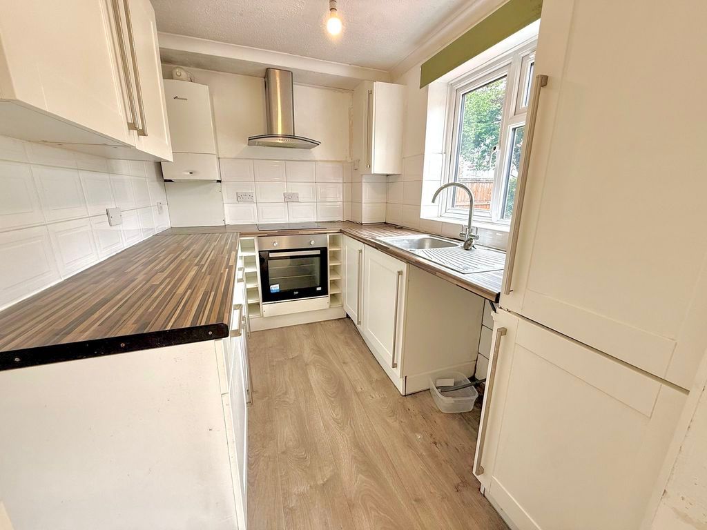 Property photo 3 of 9 Kitchen
