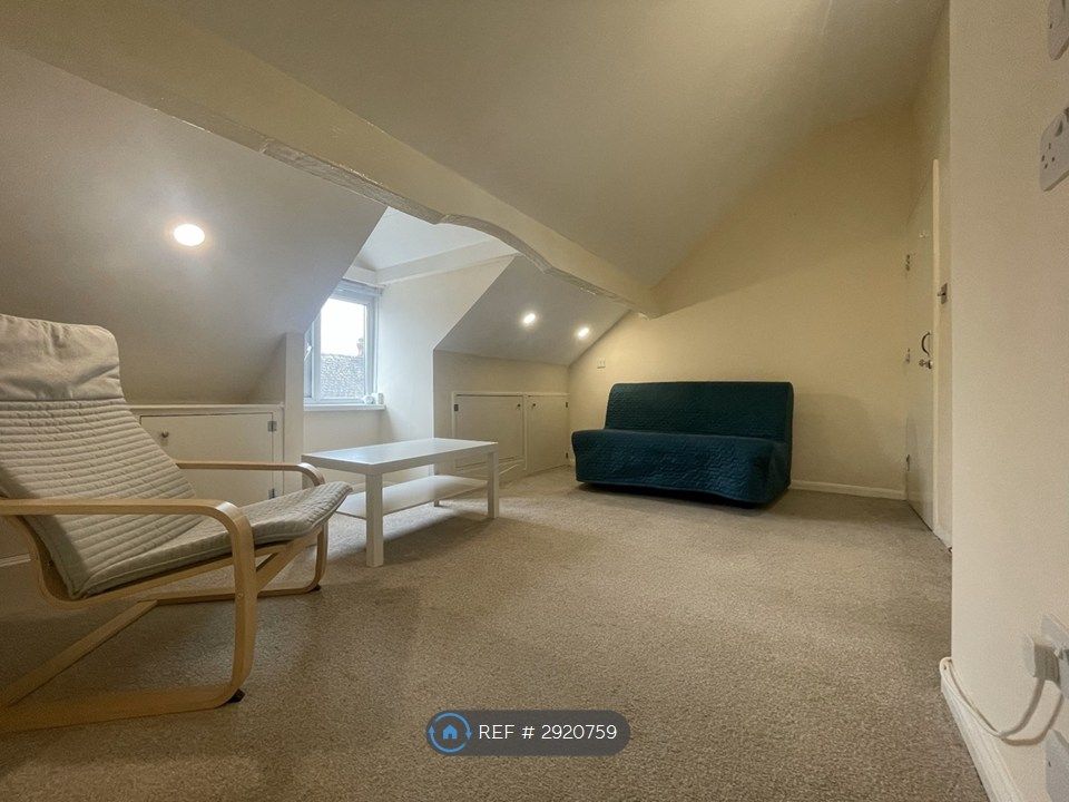 Property photo 1 of 9 Bed/Sitting Room