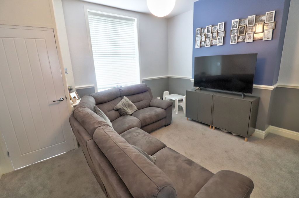 Property photo 2 of 13 Lounge
