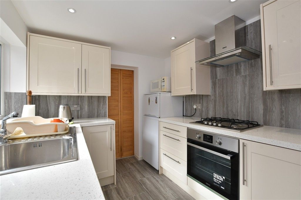 Property photo 3 of 11 Kitchen