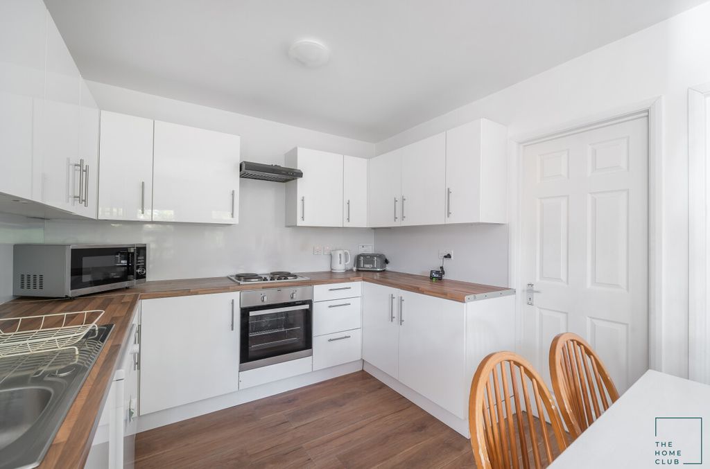 Property photo 3 of 16 80B68E69-c92B-486B-8571-1d3E58944A5B