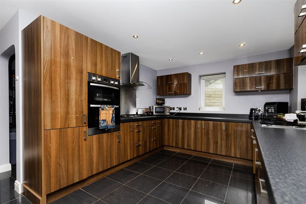 Property photo 2 of 39