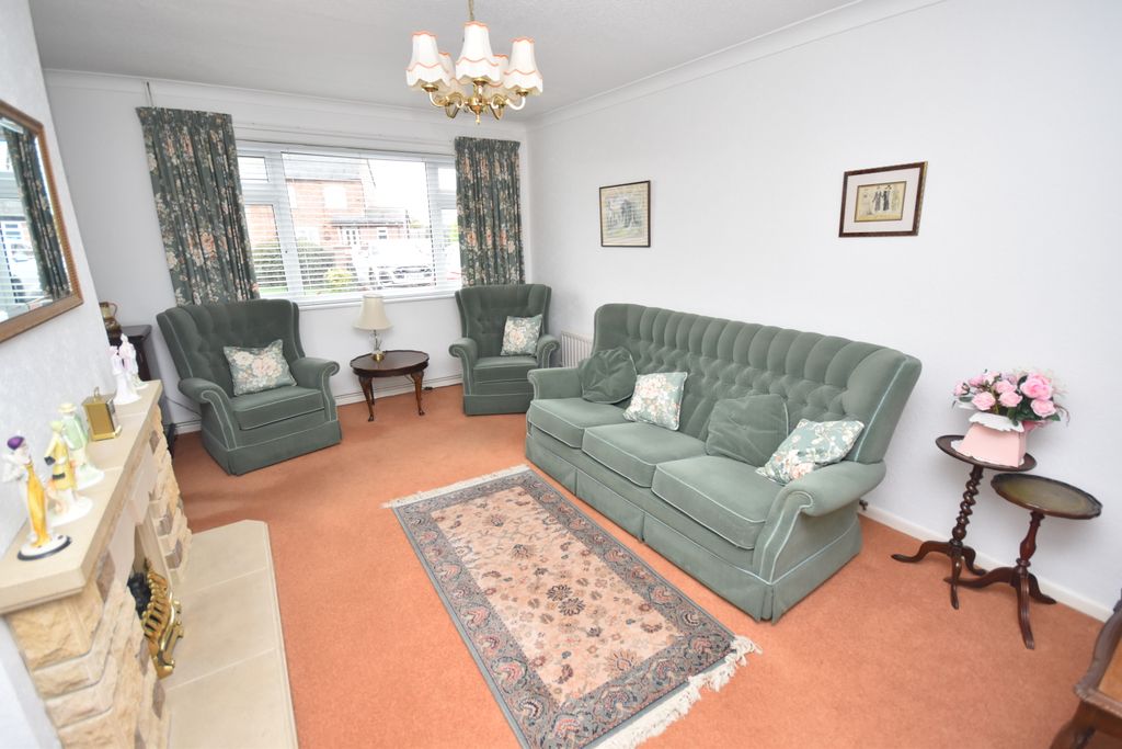 Property photo 3 of 18 Lounge