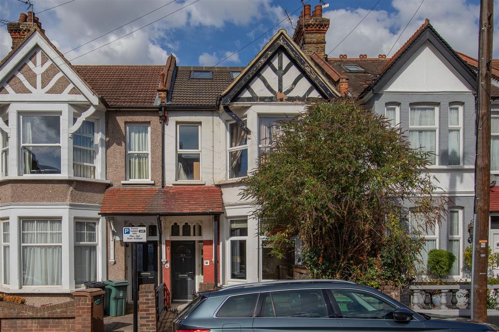 Property photo 1 of 35 Lyndhurst Drive, E10