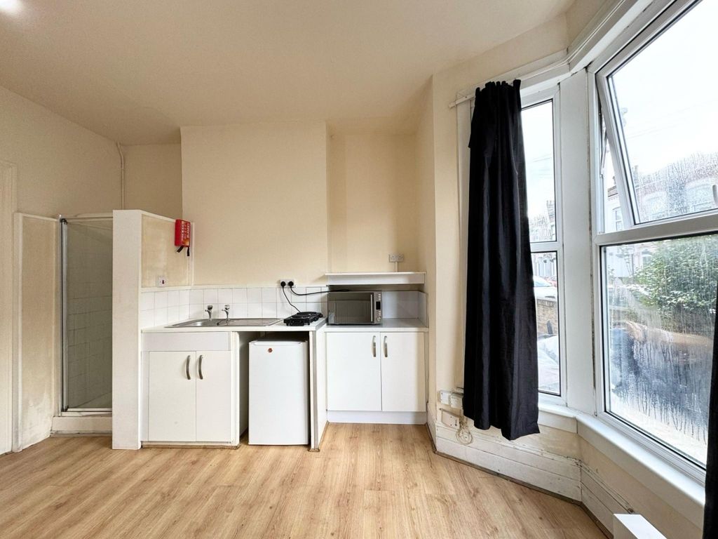 Property photo 3 of 6