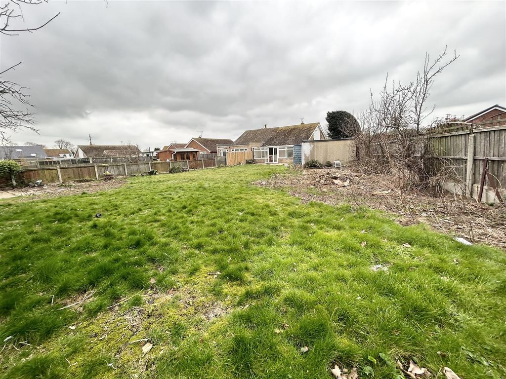 Property photo 2 of 8 Garden