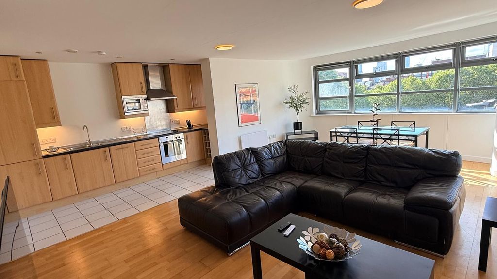 Property photo 1 of 15 2 Bed Flat To Rent Aytoun Street, Manchester M1 3Bl