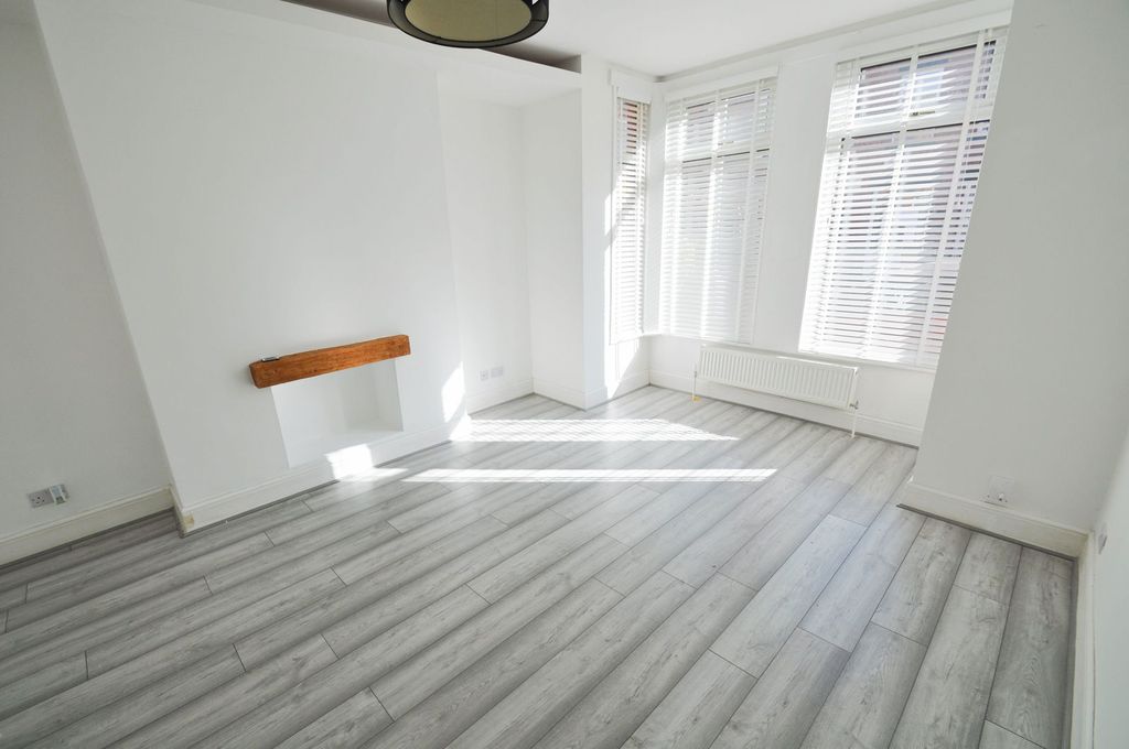 Property photo 3 of 32