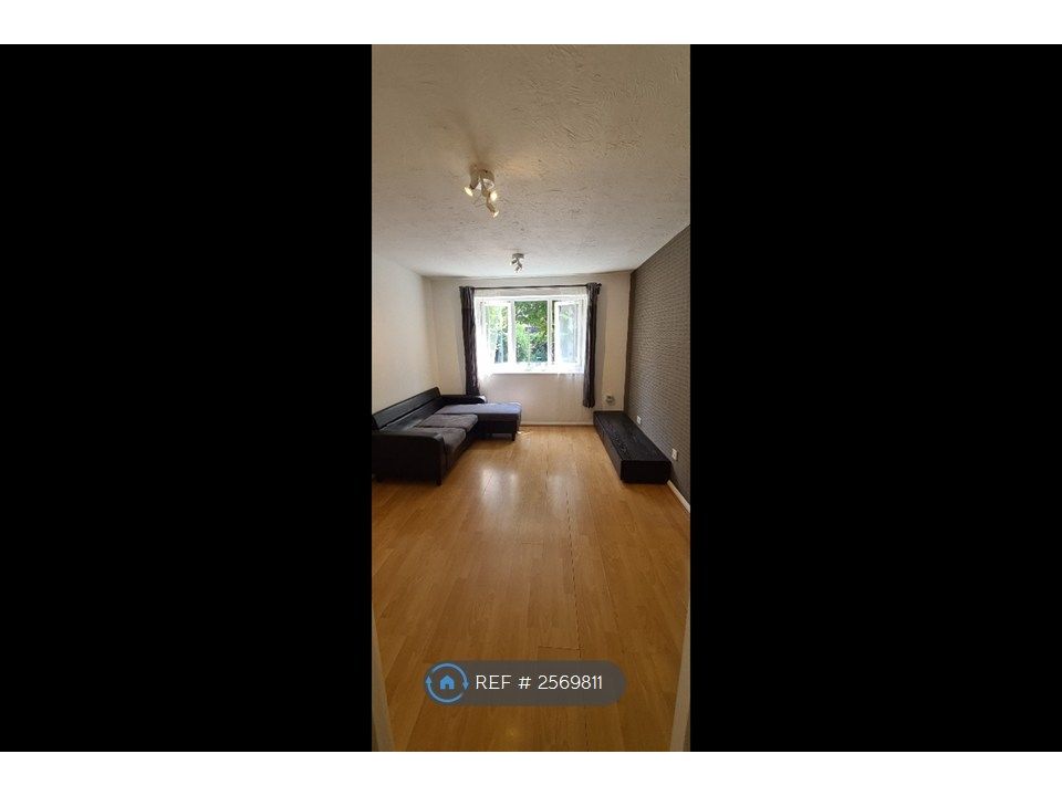 Property photo 2 of 8 Spacious Lounge