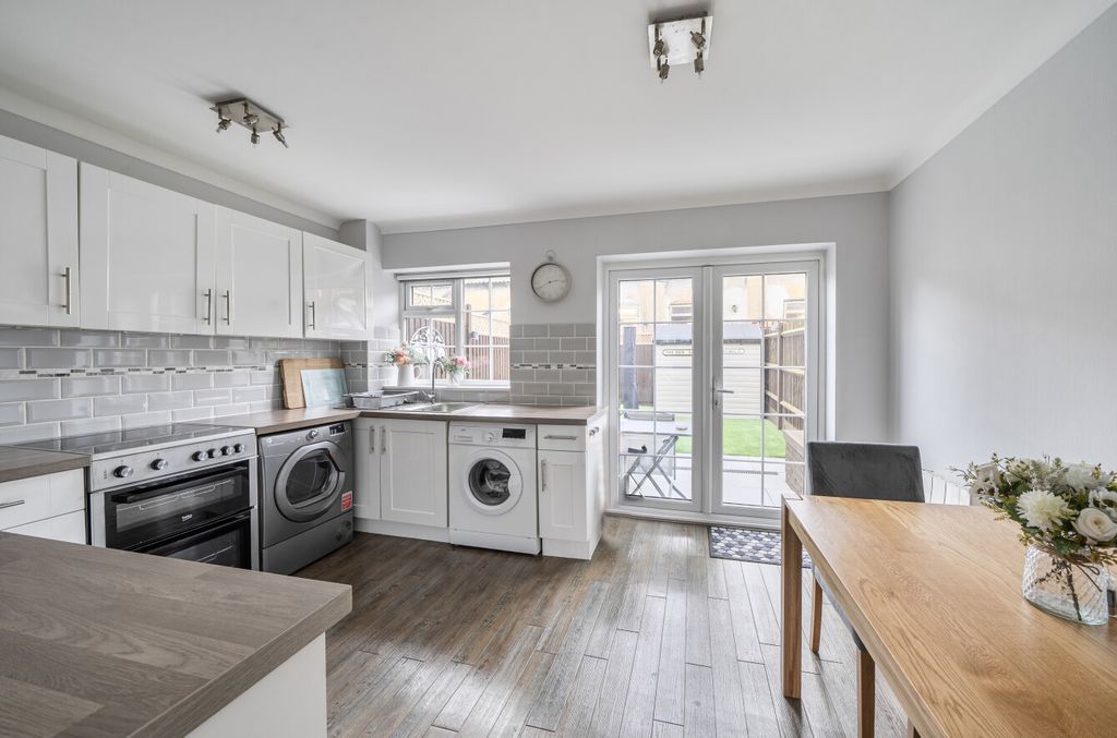 Property photo 2 of 17 1393515-10-697781...