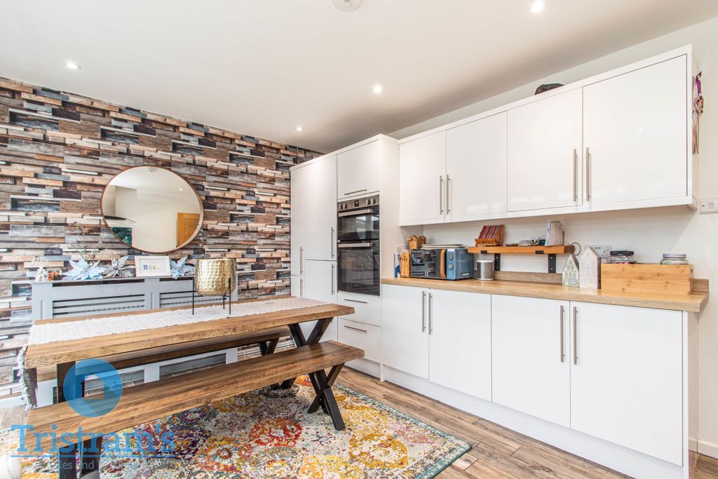 Property photo 2 of 26