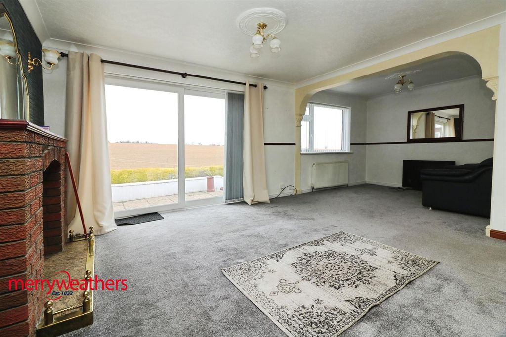 Property photo 3 of 13 Lounge