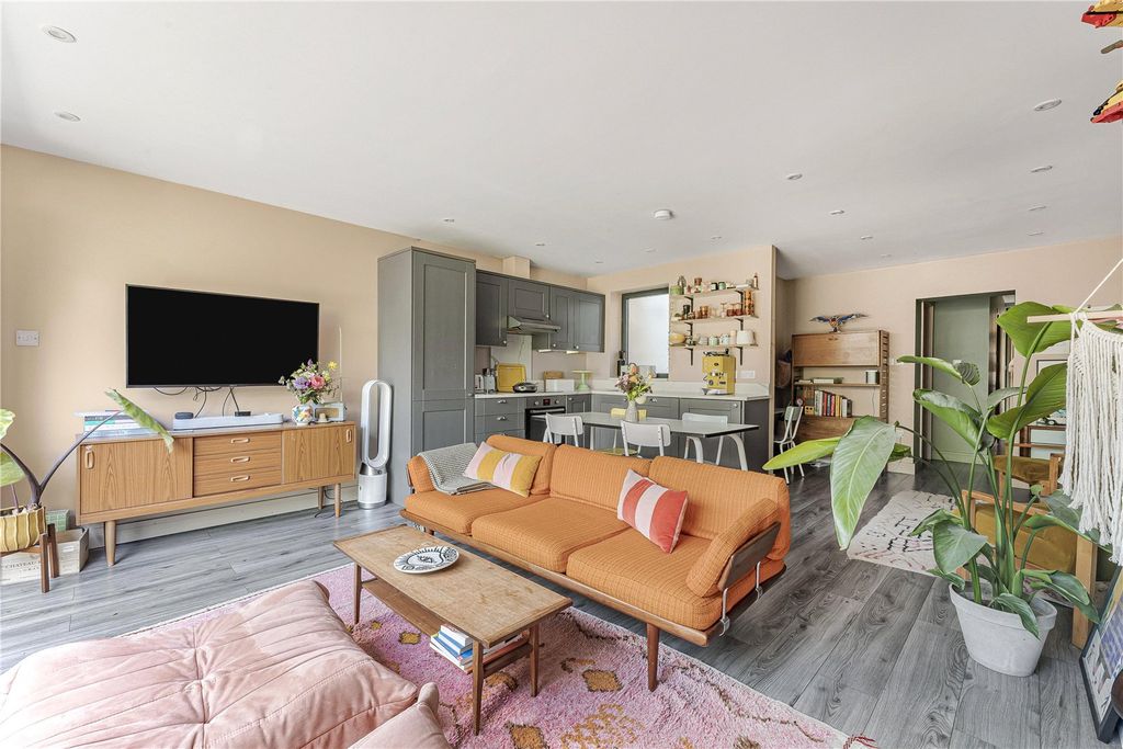 Property photo 2 of 23 Reception/Kitchen