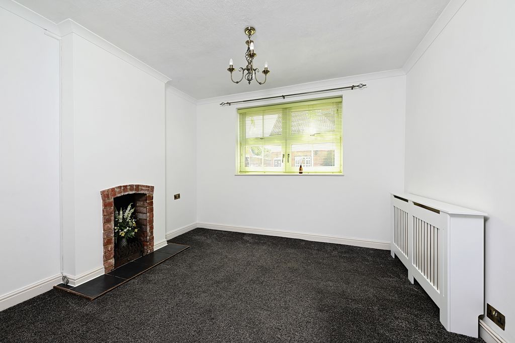 Property photo 3 of 9 27 Lowlands Rd (5)